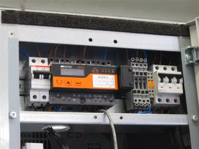 Průmyslový elektroměr SATEC EM133 jsme připojili přes rozhraní RS-485 k IoT hubu CHESTER